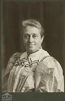 S-W-Porträt von Babette Klinger-Schmid