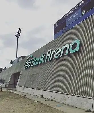 Südseite des Stadions mit dem neuen Schriftzug (Mai 2018)