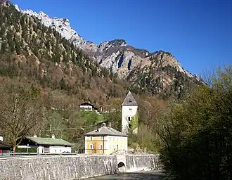 Schellenberger Turm, links davor das ehemalige (gelbe) Zollhaus an der B 305 Richtung Salzburg. Rechts bzw. vor der Ufermauer die Berchtesgadener Ache