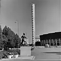 Statue von Paavo Nurmi vor dem Stadion (1975).