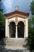 Pacher von Theinburg Mausoleum Diese Familiengrabstätte in Schönau an der Triesting diente der Familie Pacher von Theinburg als letzte Ruhestätte und wurde mit bereits industriell gefertigten Zierelementen aus Terrakotta versehen. Das Mausoleum steht unter Denkmalschutz.