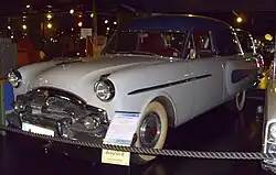 Packard von 1953 mit Krankenwagenaufbau von der Henney Motor Company
