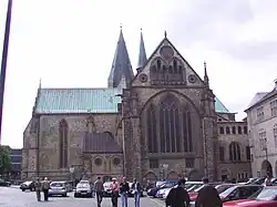 Chorgiebel und asymmetrisches Ostquerhaus