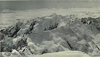 Mount Teichelmann am linken Rand des mittigen Bergkamms
