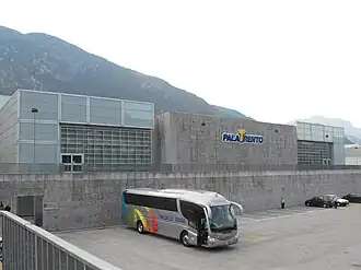 Außenansicht der Halle mit altem Namen