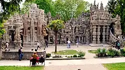 Ostseite des Palais idéal in Hauterives