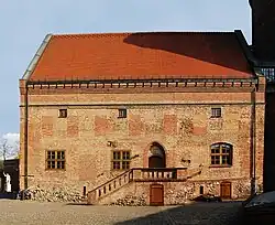 Palas, Frontalansicht, 2004