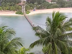 Eine Hängebrücke verbindet Palawan Beach mit einer vorgelagerten Insel