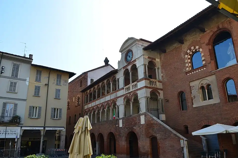 Die Fassade auf der Piazza Vittoria und die Fenster mit zweifarbigen Rahmen gehören zum Flügel des Palastes, der in der ersten Hälfte des 13. Jahrhunderts errichtet wurde.