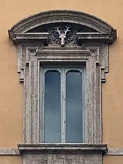 Fenster mit Hirschkopf
