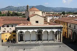 Kirchenanlage aus erhöhter Ansicht über den Platz