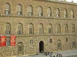 Bogen-, Arkadenfenster im Palazzo Pitti, Florenz, Mitte 15. Jahrhundert