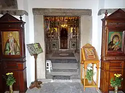 Zugang zur Kirche vom Haupteingang im Westen