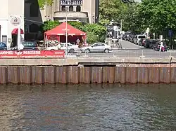 Ufergeländer Schiffbauerdamm in Höhe der Mündung eines Pankearms in die Spree