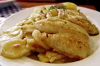 „Helgoländer Pannfisch“&nbsp;– Variation mit ganzen Fisch­filets in einer Gast­stätte auf Helgoland