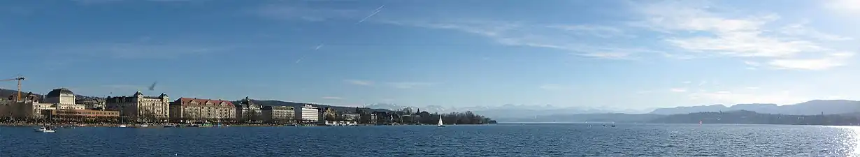 Panorama von der Aussicht auf die Alpen vom Zürichsee aus. 47,36536°&nbsp;N, 8,54119°&nbsp;O47.3653618.541194