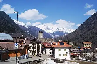 Ossana mit der Burg und dem Eingang zum Val di Peio