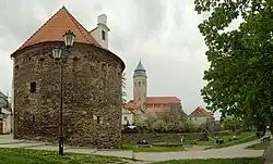 Mittelalterlicher Rundturm, mit der Marienkirche im Hintergrund