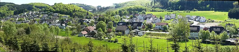 Blick auf Oedingen an der Bundesstraße 55