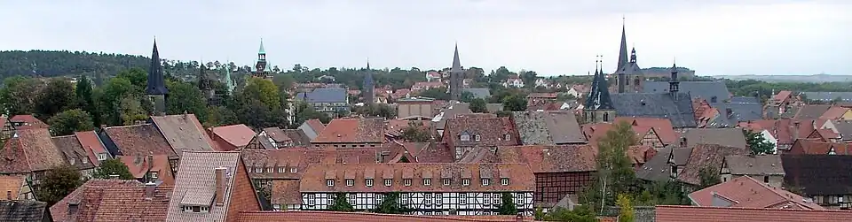 Panoramablick über Quedlinburg mit Fachwerkhäusern und mehreren Kirchtürmen im Hintergrund