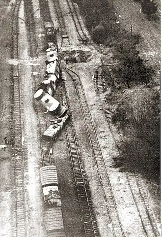 Der entgleiste Panzerzug Nr. 13 (Generał Sosnkowski) am Bahnhof in Łochów (1939)