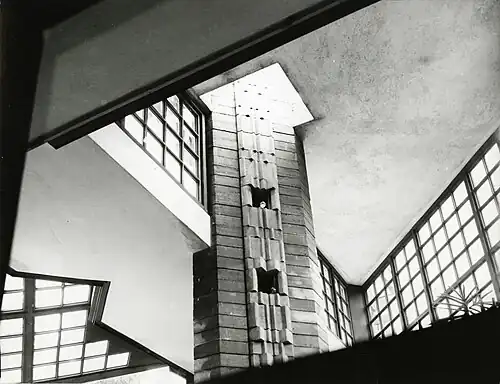 Der weiträumige Einsatz von Glasflächen und Öffnungen in den Böden und Decken verleiht den Innenräumen eine besondere Flüssigkeit und Leuchtkraft