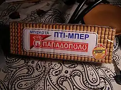 Eine Packung Kekse von Papadopoulos (hier im Genitiv Papadopoulou) mit umgedrehtem Omega