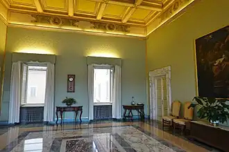 Salon mit Blick auf den Innenhof