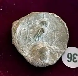 Schild mit Kopf (Medusa?) als Schildzeichen; auf dem Schild steht Athenas Eule; 1./2. Jahrhundert; die Rückseite zeigt die Gitterstruktur des Papyros