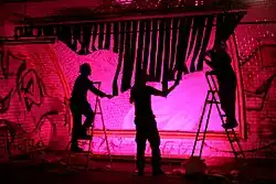 … werden mit schwarzen Bahnen vor den vorbeifahrenden Zügen abgeschirmt