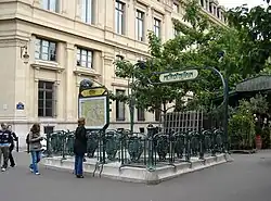 Von Hector Guimard entworfener Jugendstil-Zugang, dahinter das Gebäude des Tribunal de commerce de Paris