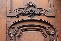 Schnitzereien am Portal