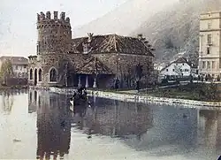 Parkschlösschen mit künstlicher Ruine (Stallungen und Remise des Hotels Sonnenhof) und Teich im Park der Villa Wendlandt, um 1900