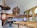 Chorbalustrade in Holz einer klassizistisch-barocken Kirche, mit Orgel und Aufgang seitlich (Notre-Dame, Yverdon&nbsp;CH)