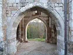 Blick von der Seite durch Arkaden