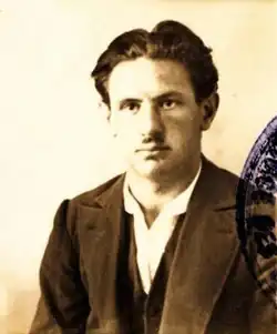 Passfoto Samuel Glesel, enthalten im Antrag auf Ausstellung eines Ausländer-Personalausweises für die Republik Frankreich, ausgestellt am 20. August 1930 vom Polizeipräfekten, eingezogen am 23. Oktober 1930 im Bahnhof Forbach bei der Ausreise nach Deutschland. Quelle: Zentralregister der Französischen Sicherheitsbehörde: Fichier central de la Sûreté nationale : dossiers individuels (1880–1940); Aktenzeichen 19940448/245, Akte 20600 in: siv.archives-nationales.culture.gouv.fr – Nationalarchiv der Republik Frankreich, „fonds de moscou“