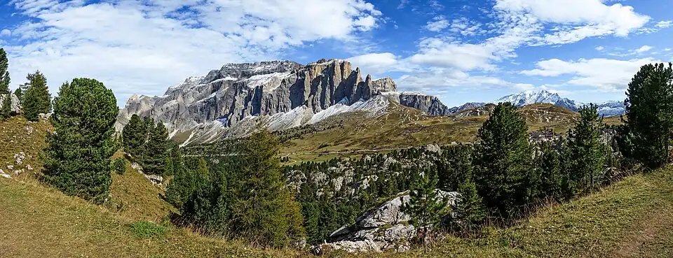 Blöcke des Felssturzes mit Sellagruppe links und Marmolada rechts im Hintergrund