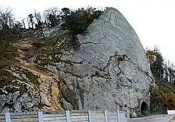 Nordseite: Gesamtansicht der Zingelen-Fluh mit Tunnelportal, aus Einzelbildern zusammengefügt