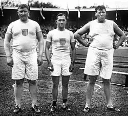Die Kugelstoßmedaillengewinner (v.&nbsp;l.&nbsp;n.&nbsp;r.&nbsp;) Pat McDonald (Gold, beidarmig: Silber), Lawrence Whitney (Bronze, beidarmig: Vierter) und Ralph Rose (Silber, beidarmig:&nbsp;Gold)