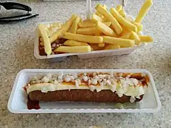 Patat speciaal mit einem frikandel speciaal