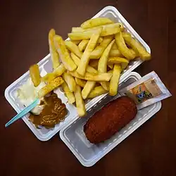 Patatje oorlog mit einem kroket aus Kalbfleisch