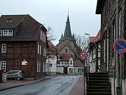 Die Dammstraße mit der evangelischen Kirche St. Lucas