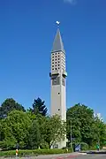 Freistehender Kirchturm mit Schallöffnungen