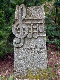Paul Duppenthaler (1917–1986) Musiker, Dirigent, Jodler, Ausgezeichnet mit dem "Goldenen Violinschlüssel" Grabstein vor dem Friedhofmuseum, Friedhof Hörnli, Riehen, Basel-Stadt