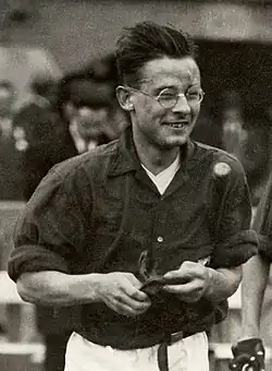 Schwarzweißfoto von Paul van de Rovaart mit weißer Hose und dunklem Hemd. Paul van de Rovaart spielte mit Brille.