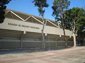 Außenansicht des Pauley Pavilion vor der Renovierung