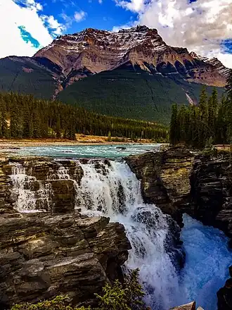 Mount Kerkeslin von den Athabasca Falls aus gesehen