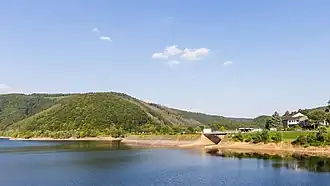 Der Paulushofdamm, im Vordergrund der Rursee