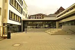 Blick auf den Eingang zur neuen Aula vom Martinschulpausenhof
