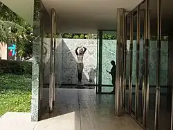 Skulptur als Fluchtpunkt der Sichtachsen des Pavillons